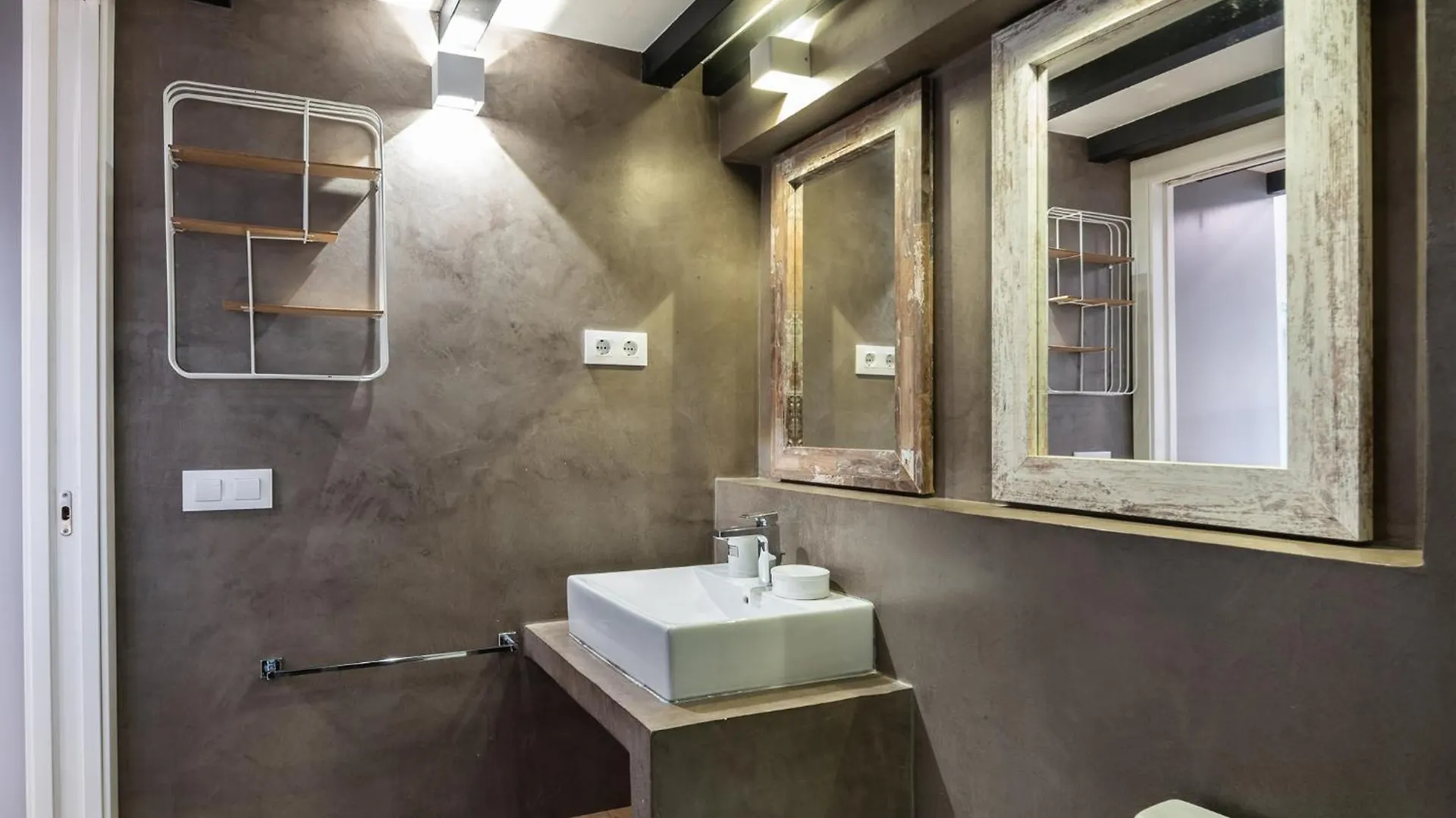 Beautiful Renovated Loft Minutes From The Beach Βαρκελώνη