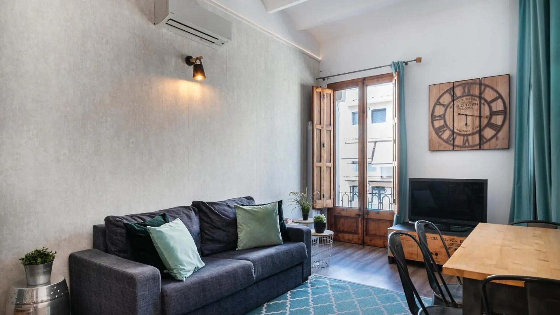 Beautiful Renovated Loft Minutes From The Beach Βαρκελώνη